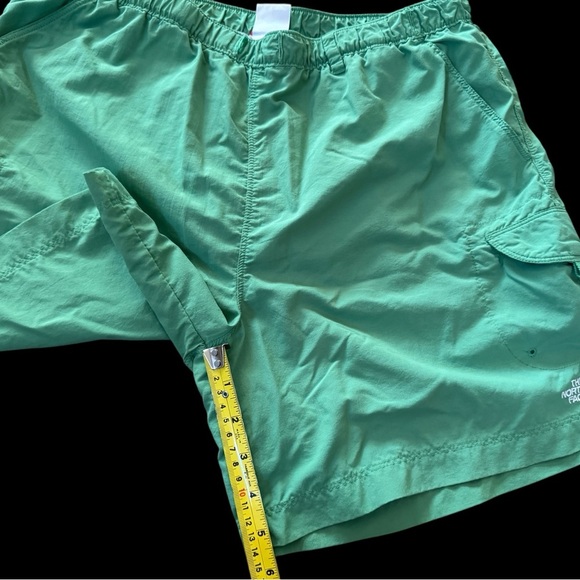 The North Face Shorts Womens Large Green Mesh Lined Belted 6” Outdoor Pockets - Picture 3 of 5